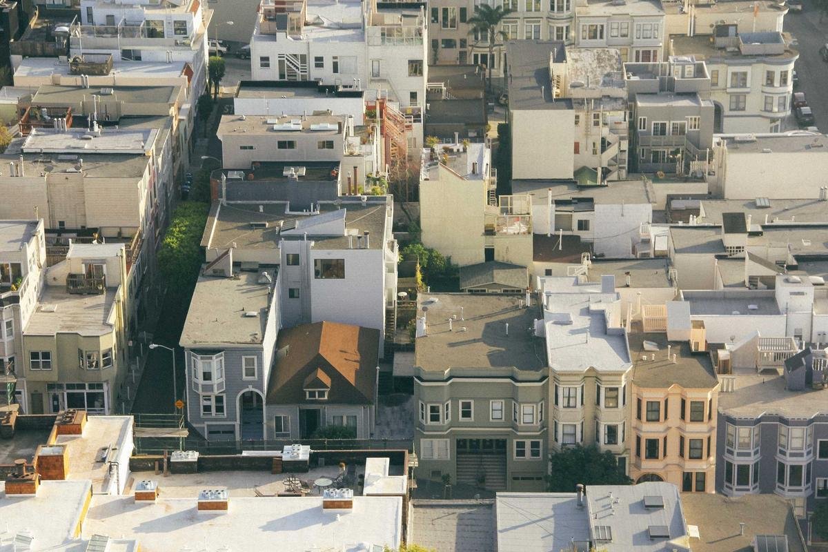مشروب الملوك وسر تعديل المزاج: طقوس قهوة الصباح بين الحقائق العلمية وسحر الشارع العربي
